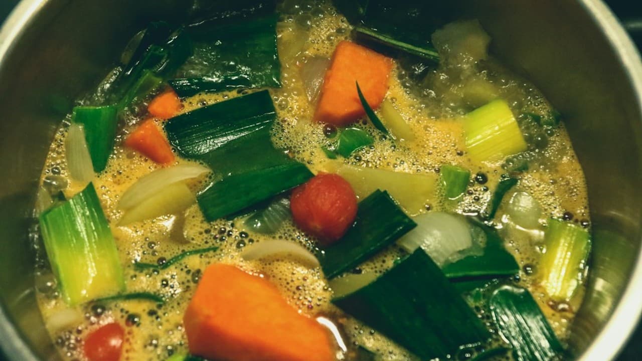 Épluchures de légumes mijotant dans une casserole