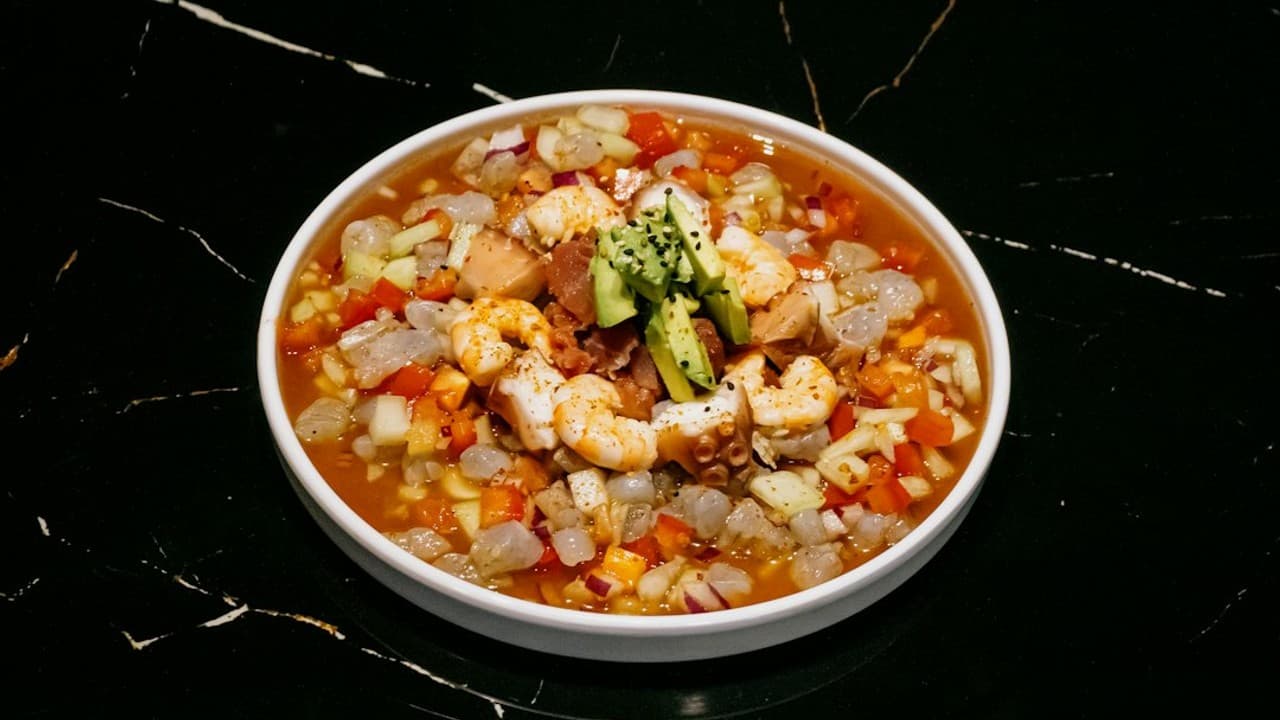 Bol de bouillon de légumes doré et limpide