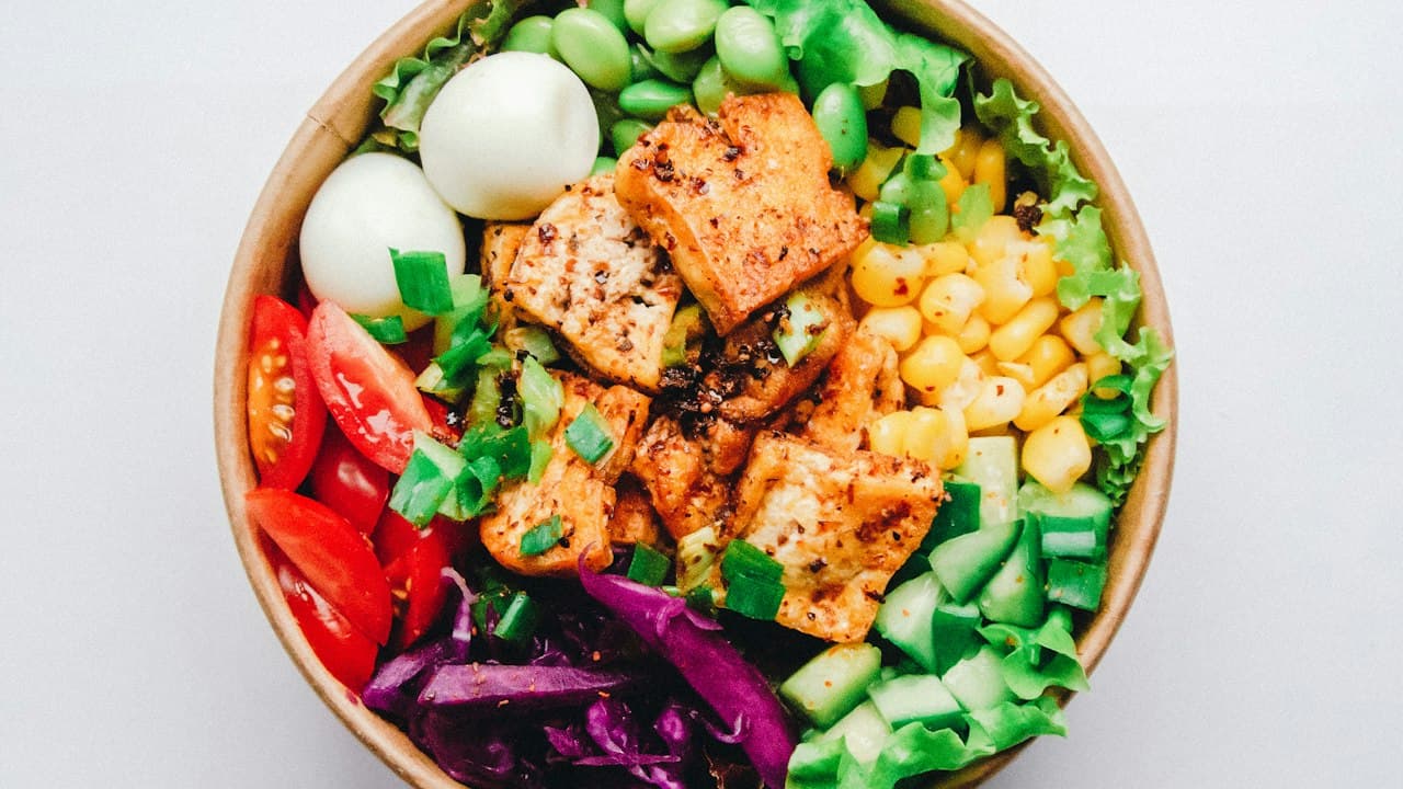 Salade verte assaisonnée dans un bol en céramique wabi-sabi