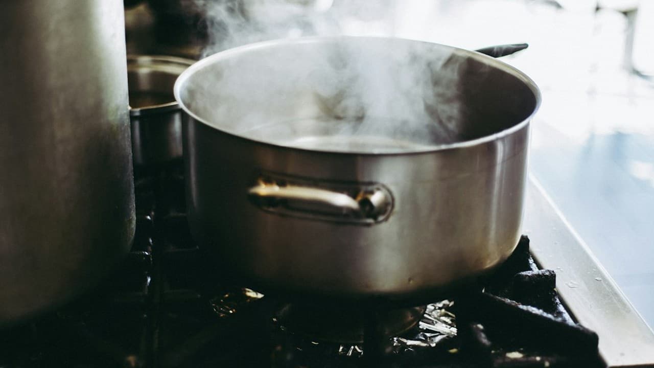 Improvised steam cooking inside a pot with food